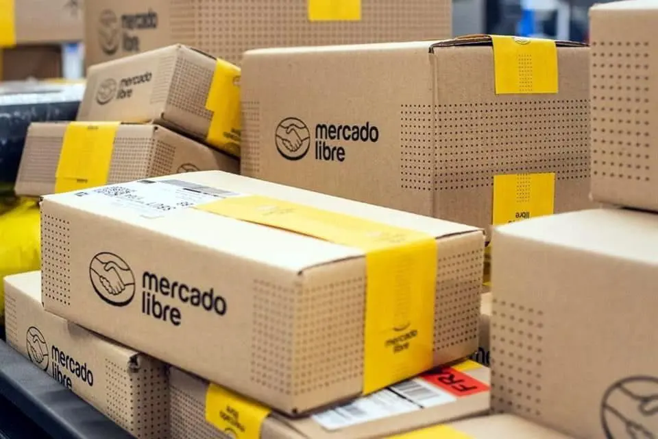 ParaHerb en Mercado Libre: cajas de cartón de marketplace apiladas con cinta amarilla