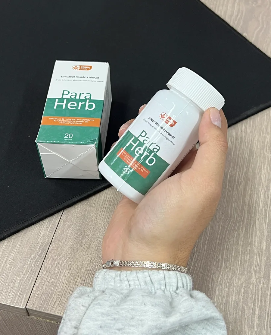 Frasco y caja de ParaHerb sobre una mesa